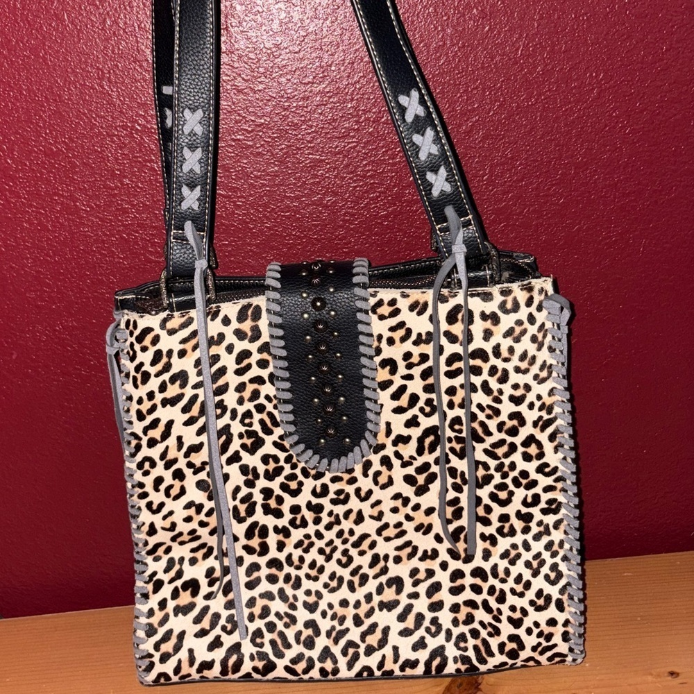 Chic Leopard Print Tote with Black and Gray Details - Picture 4 of 7